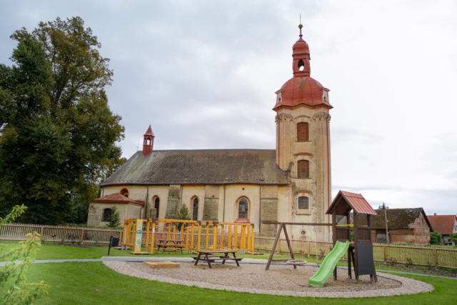 Kostel v Dubenci před Penzionem na Faře